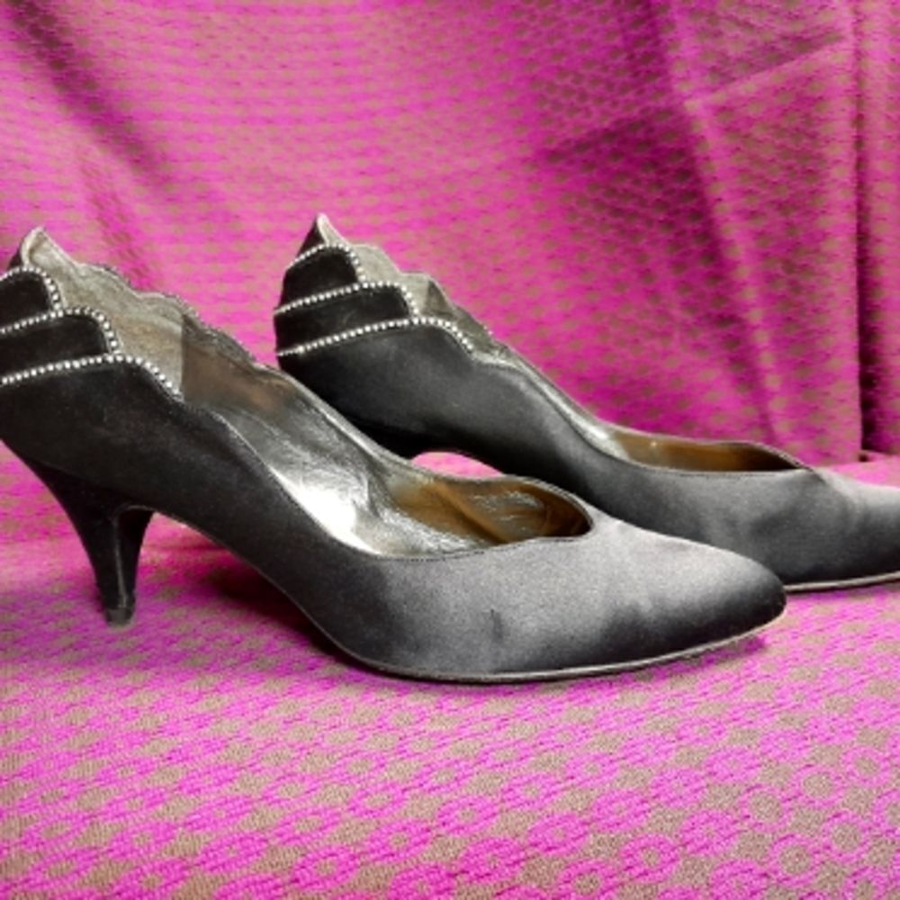 🤠Stuart Weltzman for Martinique Leather Sole Embellished 2 1/2" Heels Size 9